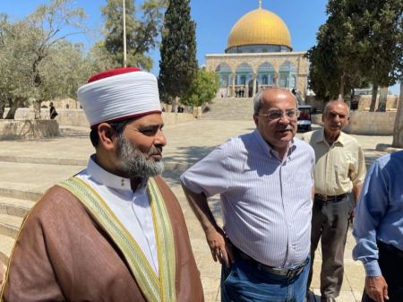 الطيبي من باحات الأقصى : المستوطنون يصلّون تحت أعين الشرطة